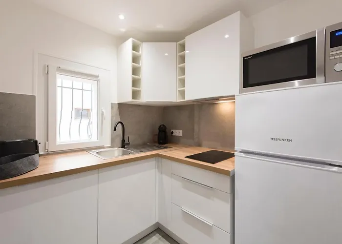 1 Neuf Sur Le Port A Cote De La *